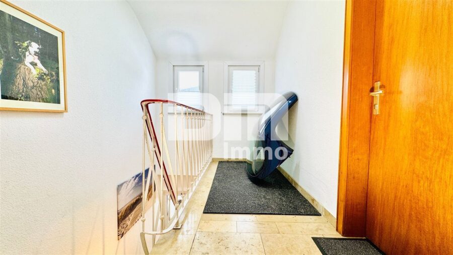 Umfangreich saniertes Ein- bis Zweifamilienhaus in idyllischer Ortsrandlage - OG / DG Treppenaufgang